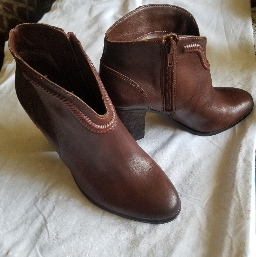 Vince Camuto Genuine Leather booties- Sz 7